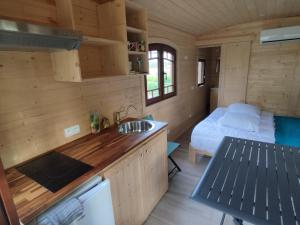 Saint-Lumine-de-Coutaisroulotte tout confort à la ferme 2的一间厨房和一个小房子里的卧室
