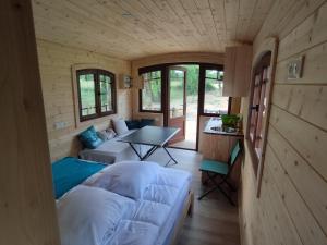 Saint-Lumine-de-Coutaisroulotte tout confort à la ferme 2的一间客厅,一个小房子里配有沙发和桌子