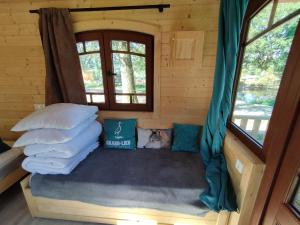 Saint-Lumine-de-Coutaisroulotte tout confort à la ferme 2的狗躺在小屋的床上