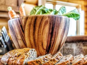 eine Vase mit einer Pflanze darin auf einem Tisch mit Brot in der Unterkunft Le Mont-Tremblant - Résidences Boutique in Lac-Superieur