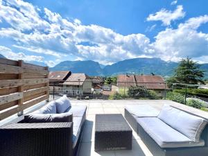ThyezLoft T2 vue montagne的带沙发的山景庭院
