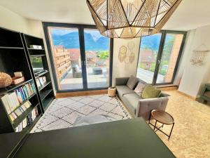 ThyezLoft T2 vue montagne的带沙发和桌子的客厅
