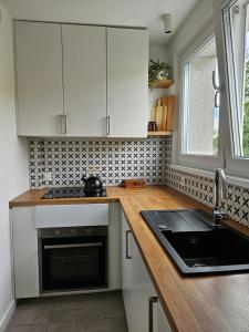 Kuchyňa alebo kuchynka v ubytovaní Apartament wakacyjny Brzeźno