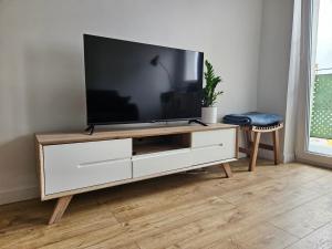 Televízia a/alebo spoločenská miestnosť v ubytovaní Apartament wakacyjny Brzeźno