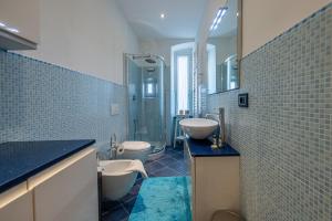 een badkamer met 2 wastafels, 2 toiletten en een spiegel bij A CASA DEL BOSCHETTO Vista, Relax e Comfort in Camogli +24 foto's