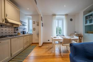 een keuken en eetkamer met een tafel en stoelen bij A CASA DEL BOSCHETTO Vista, Relax e Comfort in Camogli