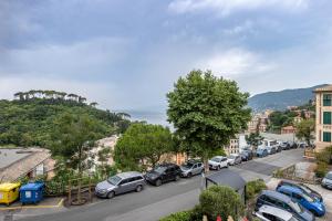 een straat met auto's aan de kant van de weg bij A CASA DEL BOSCHETTO Vista, Relax e Comfort in Camogli