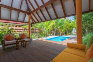 vistas a la piscina desde el patio de una villa en Dhigufaru Island Resort, en Atolón Baa