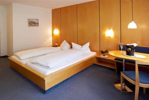 Tempat tidur dalam kamar di Hotel Silvretta