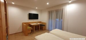 TV a/nebo společenská místnost v ubytování B&B Haus Grüner