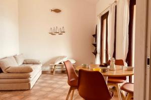 a living room with a table and a couch at Loleni House sub 25 Welcome in Costa Paradiso