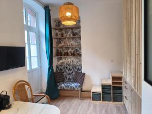 Una habitación con una mesa y sillas y una ventana. en Studio à 100 m de la plage PIQUOT 44, en Granville