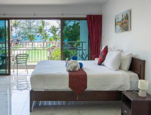 Postel nebo postele na pokoji v ubytování Deng's kamala beach Guesthouse