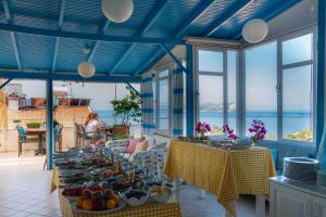 Una sala de estar con una mesa con fruta encima. en Selim Pansiyon, en Kas