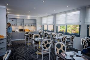 Kuchyň nebo kuchyňský kout v ubytování Logis Hôtel Le Régal & Spa