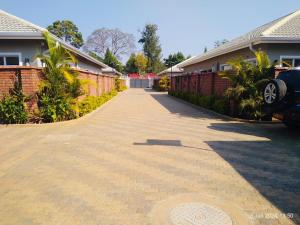 The Reserve Bed and Breakfast في هراري: مدخل منزل بسياج من الطوب +4 صور