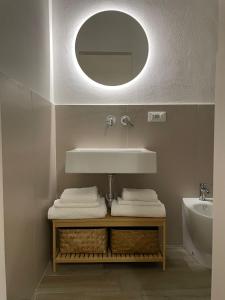 Montalbano IonicoCasa Vacanza Pitagora的浴室里有洗手池和镜子