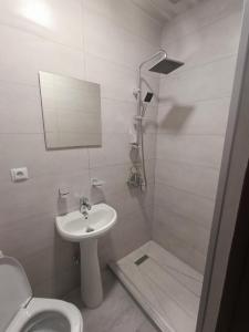 A bathroom at Kamara Guest House