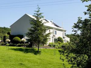 FolkendangeWhispering Pines的院子里有一棵树的白色房子