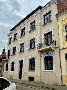 un edificio con accenti blu e bianchi di La Strada Central Apartament a Oradea