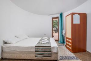 una camera da letto con un letto grande e una cassettiera di Yörük Park Pansiyon a Kemer