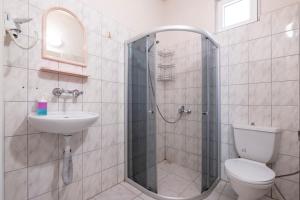 un bagno con doccia, WC e lavandino di Yörük Park Pansiyon a Kemer