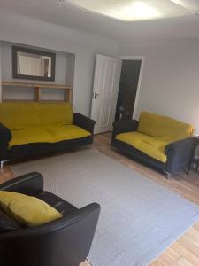 Posezení v ubytování Spacious one bed apartment in the centre of Bray