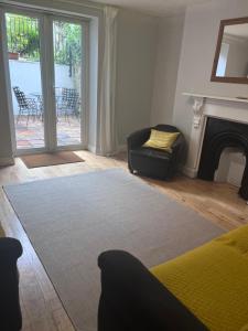 Area soggiorno di Spacious one bed apartment in the centre of Bray