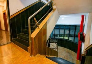 Televisyen dan/atau pusat hiburan di Glitz Hotels The Arvind - Near Thane Court +11 gambar
