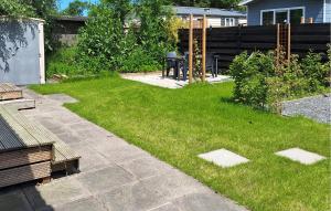 ein Hof mit einem Rasenplatz mit einem Tisch darin in der Unterkunft Gorgeous Stacaravan In Tzummarum in Tzummarum