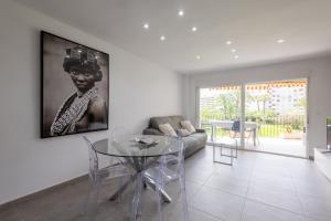 a living room with a glass table and a couch at Residencia de Lujo Frente al Mar in Playa de Gandia