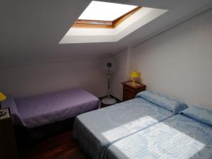 En eller flere senge i et værelse på Apartamento en la playa ideal para grupos