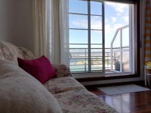 En eller flere senge i et værelse på Apartamento en la playa ideal para grupos