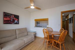 un salon avec un canapé et une table dans l'établissement FABULOSO APARTAMENTO CON VISTAS AL MAR, à Playa de Gandia