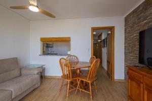 un salon avec une table, des chaises et un canapé dans l'établissement FABULOSO APARTAMENTO CON VISTAS AL MAR, à Playa de Gandia