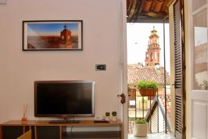 TV a/nebo společenská místnost v ubytování Antico Loft di Famiglia in Centro Agliè