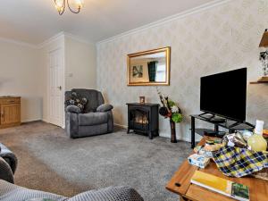 Televiisor ja/või meelelahutuskeskus majutusasutuses 3 Bed in St Day 37014