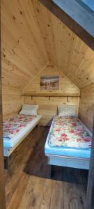 Una cama o camas en una habitación de Wioska na Klifie - Domki na polu namiotowym - Helska 11