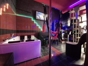 a room with a tub and a bar with a stage at Nouvelle Maison Relax in Leonforte