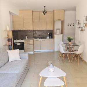 Kuchyňa alebo kuchynka v ubytovaní MAGENTA RUBY #DTerra Apartments# FREE PRIVATE PARKING!!