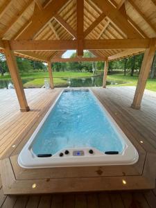 Bazén v ubytování Suite climatisée de 120 m2 avec spa de nage, sauna et balnéo nebo v jeho okolí
