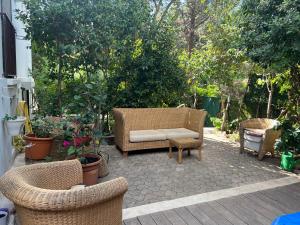 un patio con sofá, sillas y plantas en Garden pool Beach rest secure, en La Ciotat