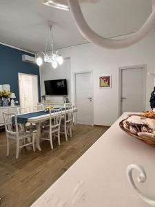 a kitchen and dining room with a table and chairs at Casa Vacanze Tirreno in Trabia