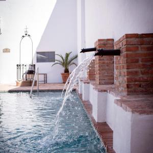 a water fountain in a swimming pool at Hotel Boutique Conde de la Corte in Zafra