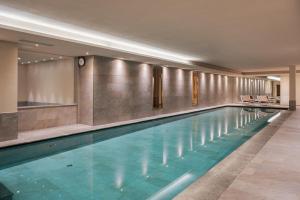 Bazén v ubytování Design & Suite Hotel Ciarnadoi nebo v jeho okolí