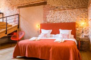 sypialnia z dużym łóżkiem i czerwonym kocem w obiekcie Mas Latour Lavail w Perpignanie