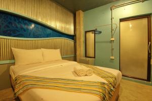 Postel nebo postele na pokoji v ubytování Seabox Khaolak Hostel