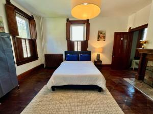 Postel nebo postele na pokoji v ubytování Skyline Retreat Spacious Elegance Queen Suite 1 City Views