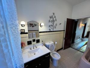 Koupelna v ubytování Skyline Retreat Spacious Elegance Queen Suite 1 City Views + 22 fotografií