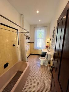 Koupelna v ubytování Skyline Retreat Spacious Elegance Queen Suite 1 City Views